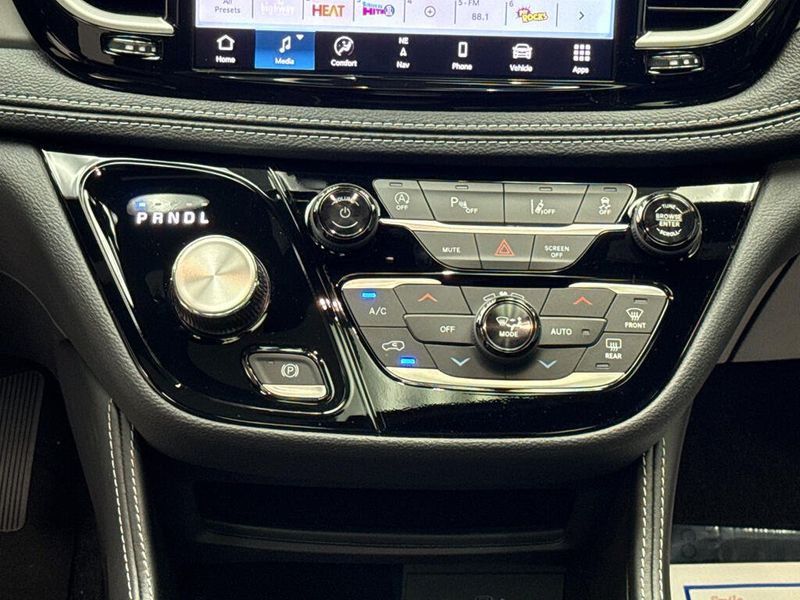 New 2027 Chrysler Pacifica Limited AwdImage 10