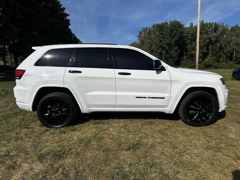 2018 Jeep Grand Cherokee Altitude photo 2