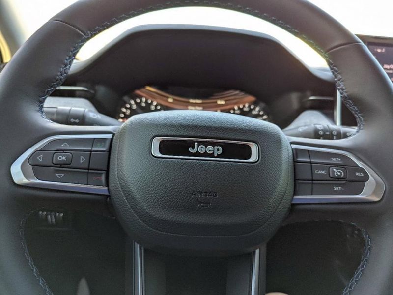 2022 Jeep Compass Latitude 4x4 in a Laser Blue Pearl Coat exterior color and Blackinterior. Johnson Dodge 601-693-6343 pixelmotiondemo.com 