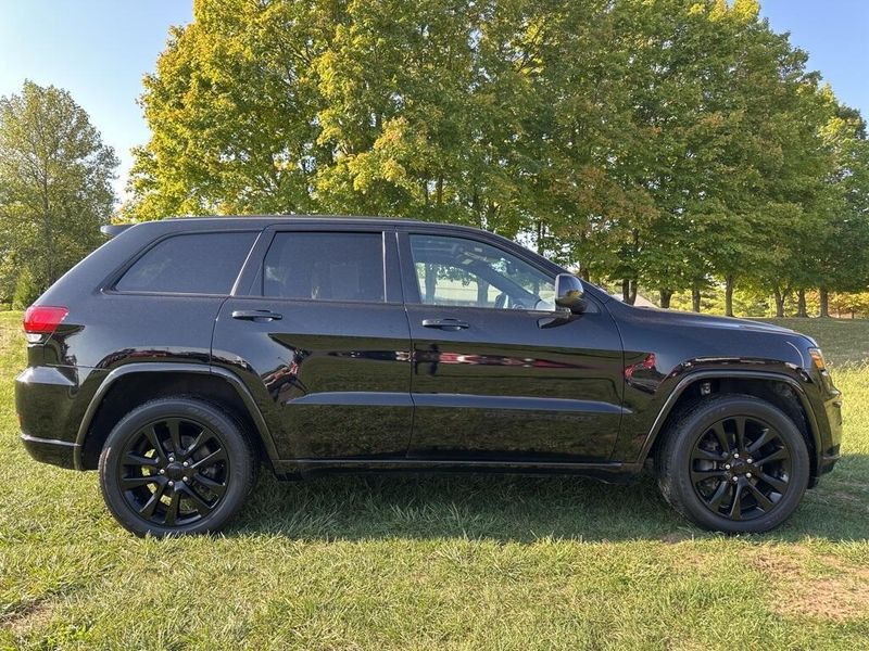 2019 Jeep Grand Cherokee Altitude photo 2