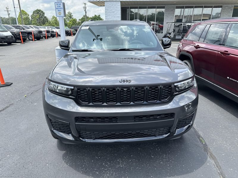 2025 Jeep Grand Cherokee L Limited 4x4Image 2