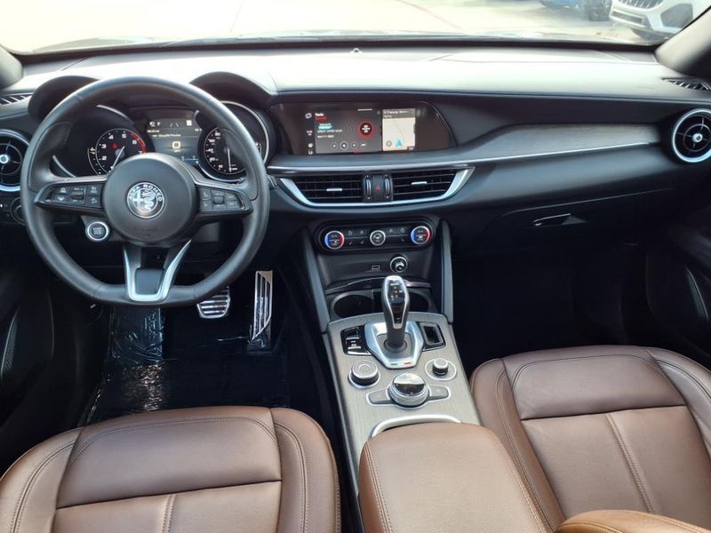 Used 2022 Alfa Romeo Stelvio TiImage 4