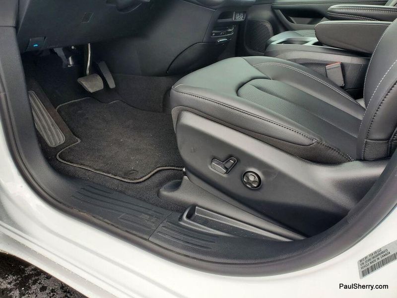 New 2025 Chrysler Pacifica SelectImage 22