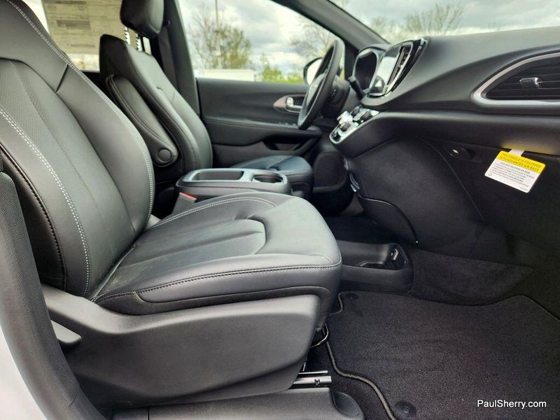 2025 Chrysler Voyager LXImage 43