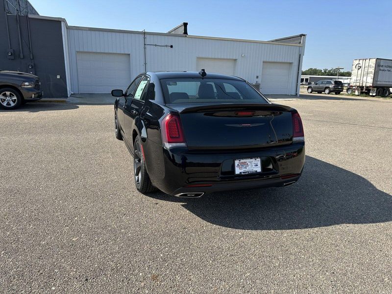 2023 Chrysler 300s V8Image 6