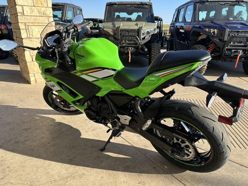 2025 Kawasaki NINJA 650 KRT EDITION ABS LIME GREEN AND EBONY AND PEARL BLIZZARD WHITEImage 2