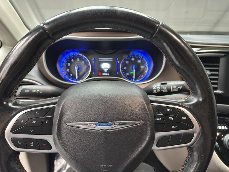 Used 2019 Chrysler Pacifica Touring LImage 11