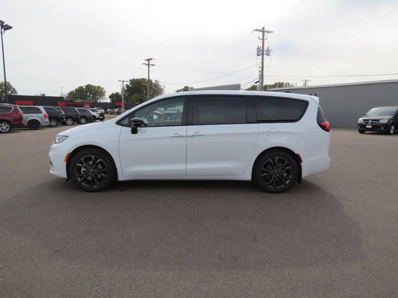 New 2026 Chrysler Pacifica SelectImage 8