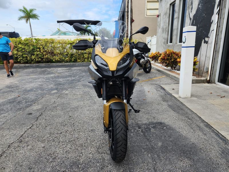 2021 BMW F 900 XR Image 2