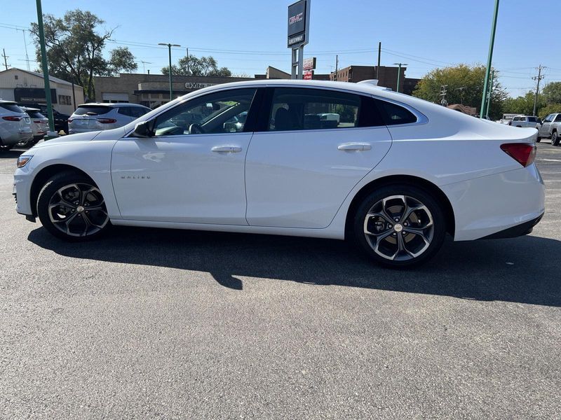 2023 Chevrolet Malibu 1LT photo 2