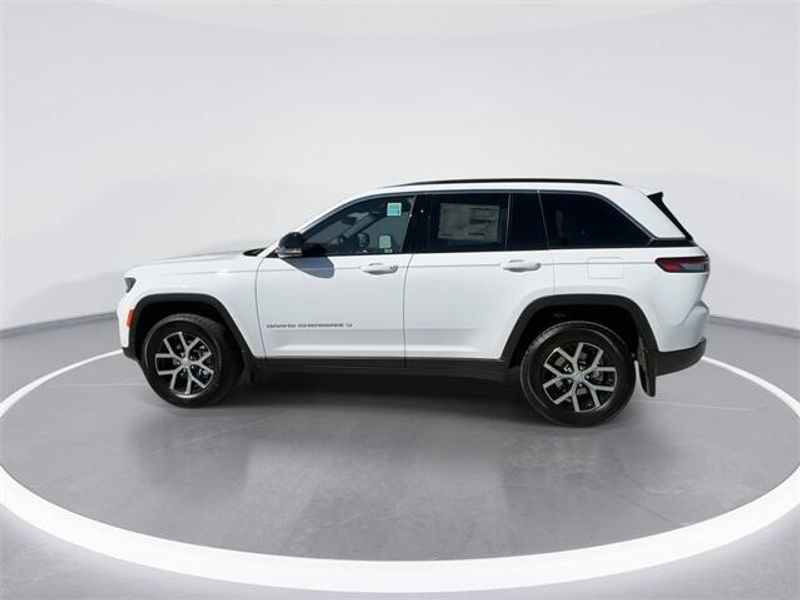 2025 Jeep Grand Cherokee Limited photo 3
