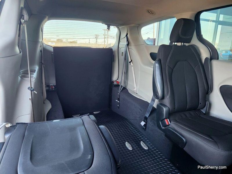 2022 Chrysler Voyager LXImage 4