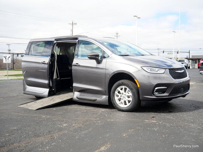 Used 2022 Chrysler Pacifica Touring L