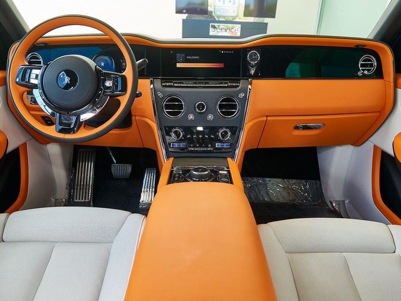 Used 2025 Rolls-Royce Cullinan Image 4