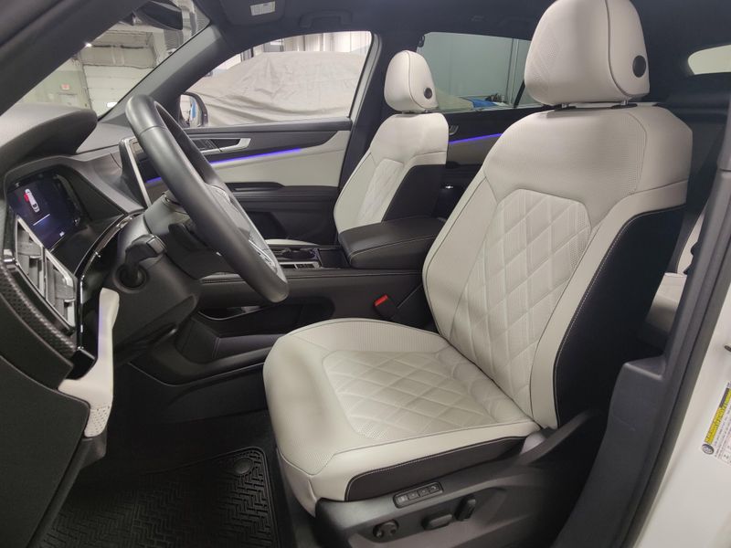 Used 2025 Volkswagen Atlas Cross Sport SEL Premium R-Line w/Sunroof/NavImage 13