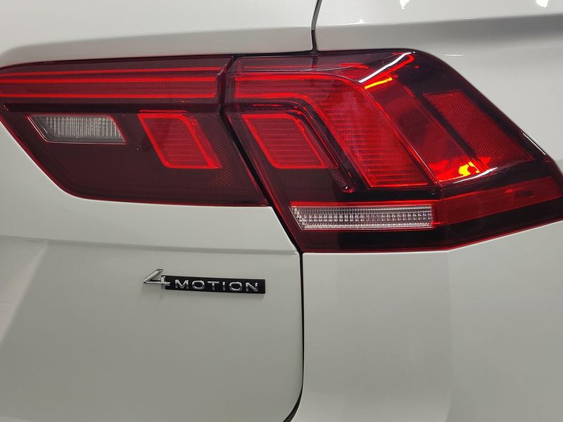 Used 2024 Volkswagen Tiguan AWD SEL R-Line w/Sunroof/NavImage 5