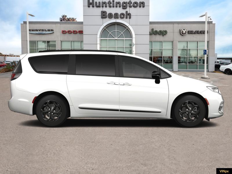 2024 Chrysler Pacifica Hybrid Select Premium SImage 9