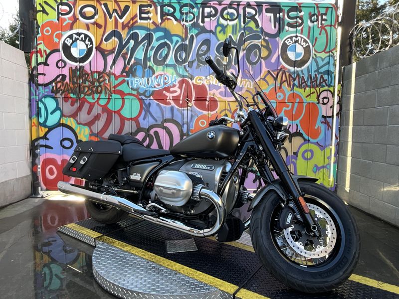 2022 BMW R18 CLASSIC in a MANHATTAN METALLIC MATTE exterior color. BMW Motorcycles of Modesto 209-524-2955 bmwmotorcyclesofmodesto.com 