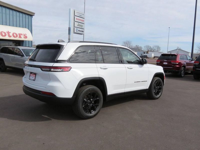 Used 2025 Jeep Grand Cherokee Altitude 4x4 4dr SUVImage 5