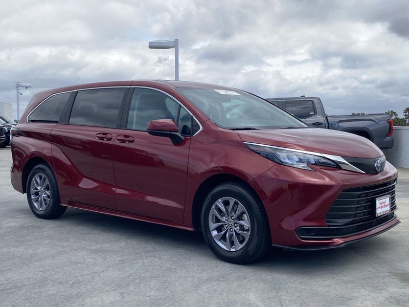 2024 Toyota Sienna LEImage 2