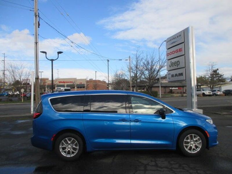 New 2026 Chrysler Pacifica SelectImage 6