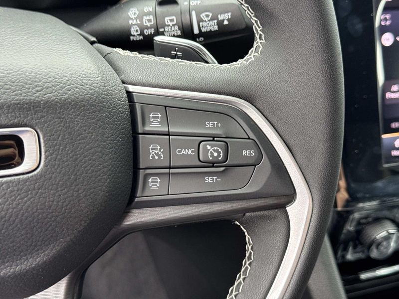 New 2026 Jeep Grand Cherokee Laredo 4x2