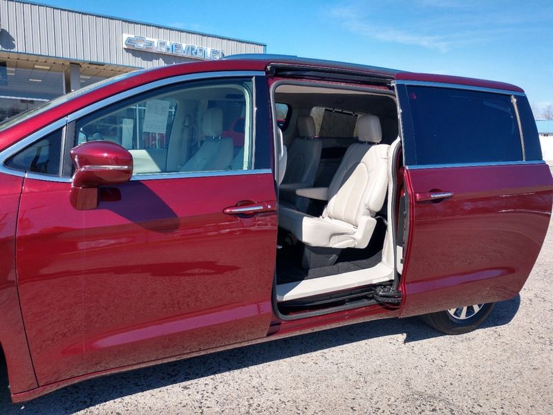 2021 Chrysler Pacifica Touring LImage 4