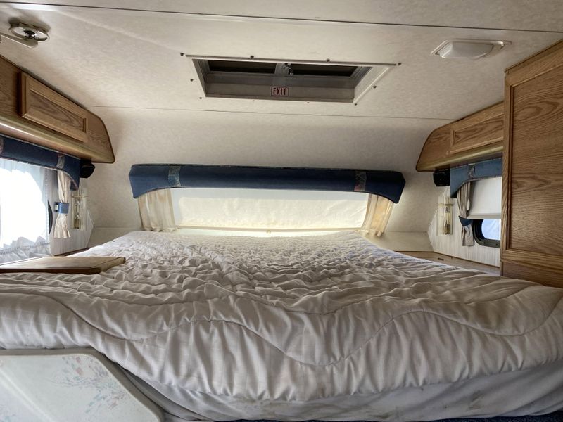 1994 LANCE 880 CAMPER Image 16