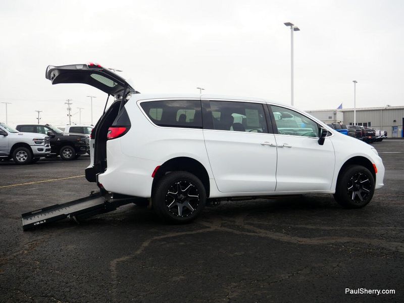 Used 2024 Chrysler Pacifica Touring