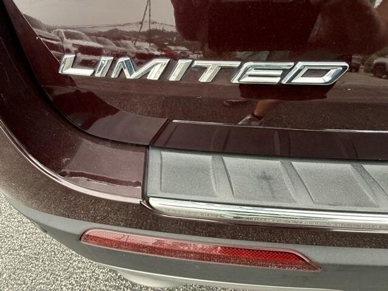 2023 Ford Explorer Limited photo 4