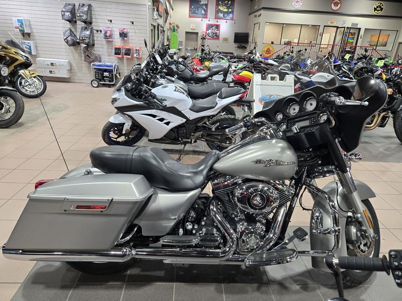USED 2009 HARLEY STREET GLIDE Image 2