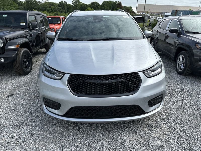 2023 Chrysler Pacifica Touring LImage 2