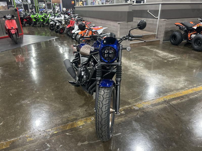 2025 Honda REBEL 500 ABS SE  in a PEARL BLUE exterior color. Del Amo Motorsports of Redondo Beach (424) 390-7811 delamomotorsports.com 