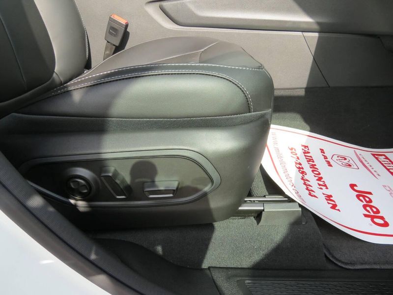 New 2026 Jeep Grand Cherokee L Limited 4x4Image 9