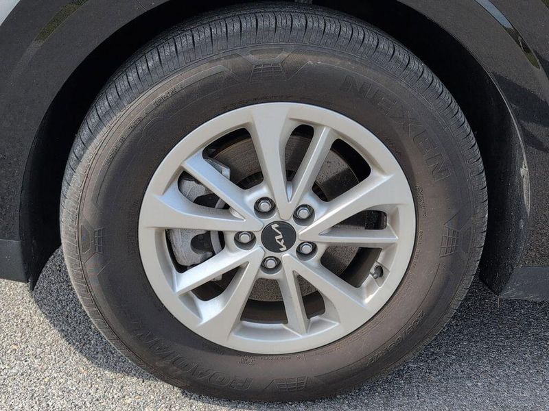 2024 Kia Carnival LXImage 9