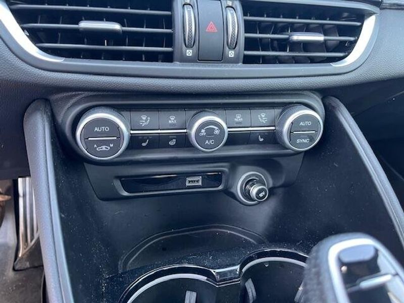 2022 Alfa Romeo Giulia Image 7