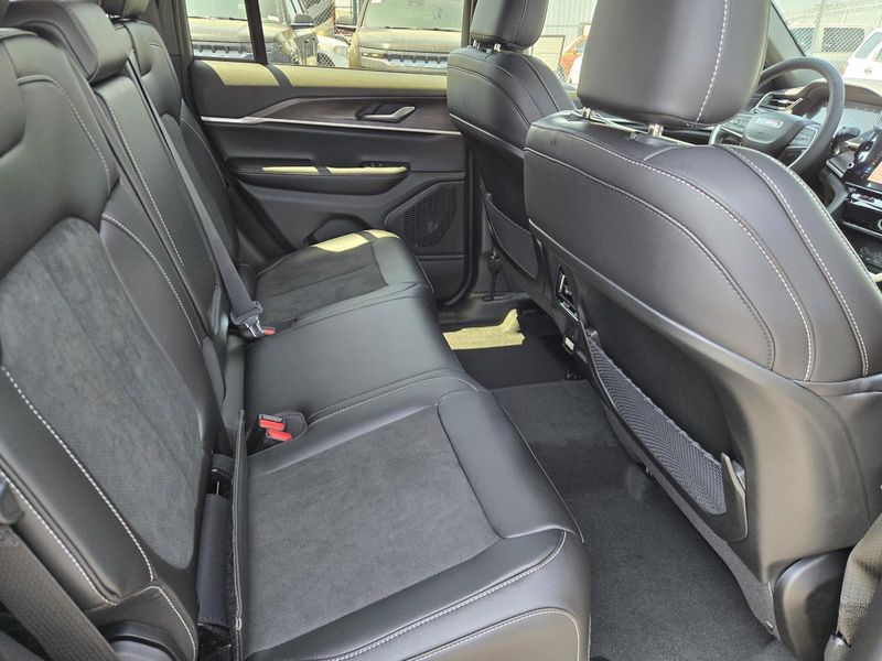 New 2026 Jeep Grand Cherokee Laredo Altitude 4x2