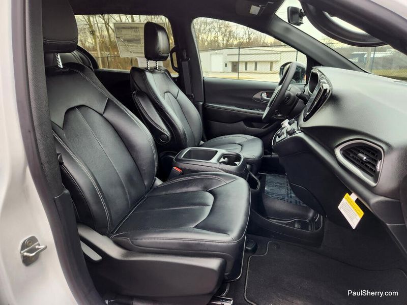 New 2026 Chrysler Voyager Lx