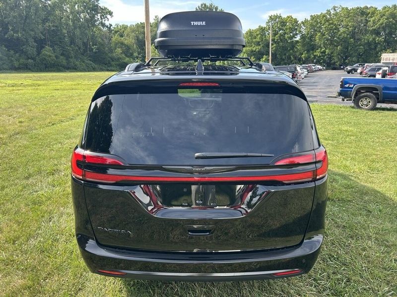 2025 Chrysler Pacifica photo 4