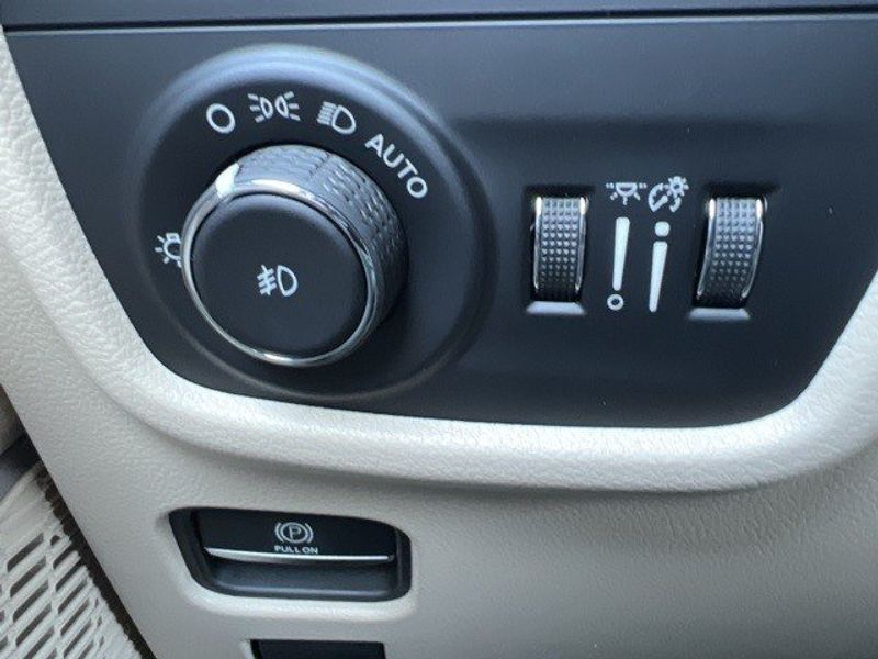 2023 Jeep Grand Cherokee L Limited 4x4Image 49