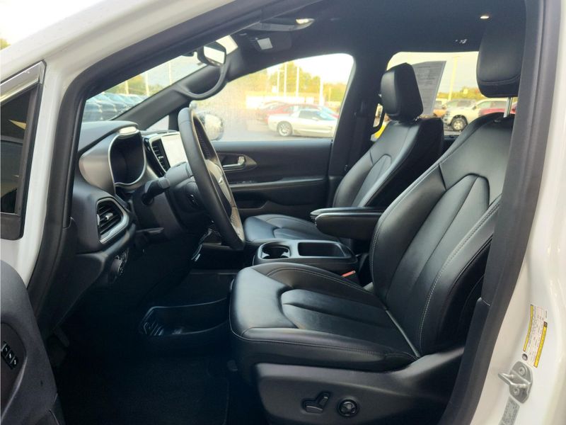Used 2025 Chrysler Pacifica Select