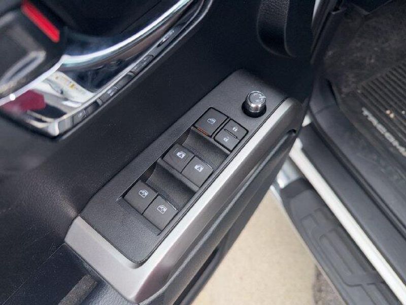 Used 2017 Toyota Tacoma LimitedImage 11