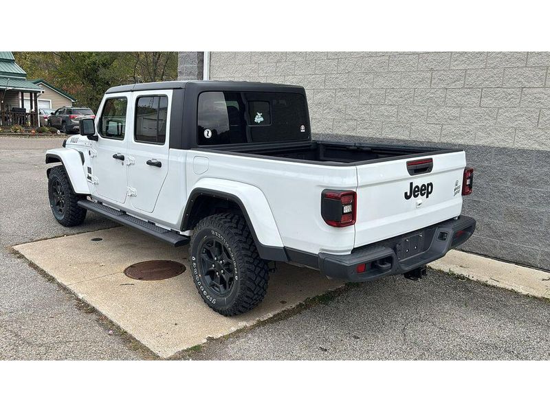 2021 Jeep Gladiator Willys photo 3