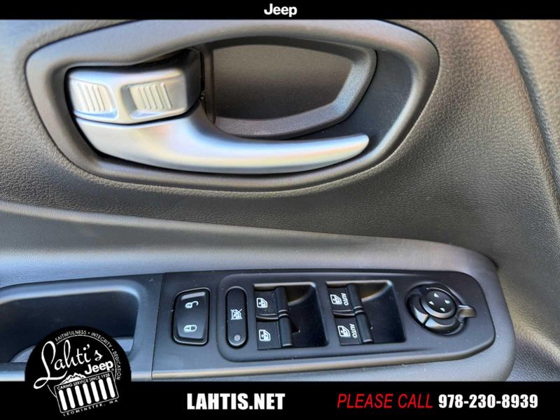 2022 Jeep Renegade Latitude photo 24