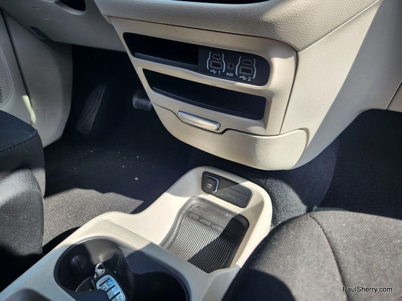 2023 Chrysler Voyager LXImage 38