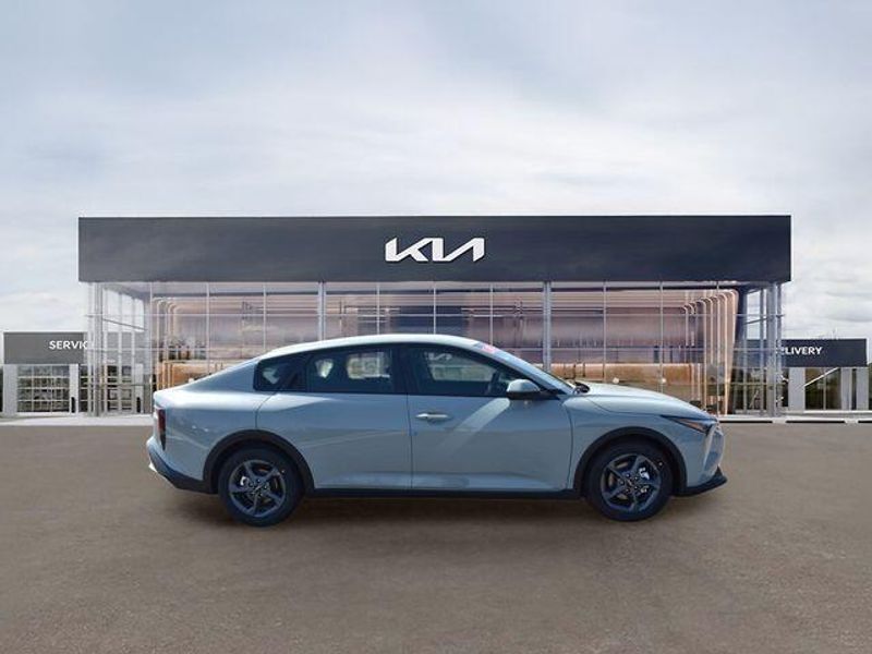 New 2026 Kia K4 LXSImage 2