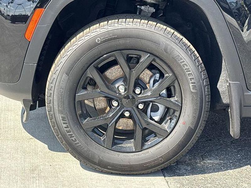 New 2026 Jeep Grand Cherokee Laredo Altitude 4x2Image 10