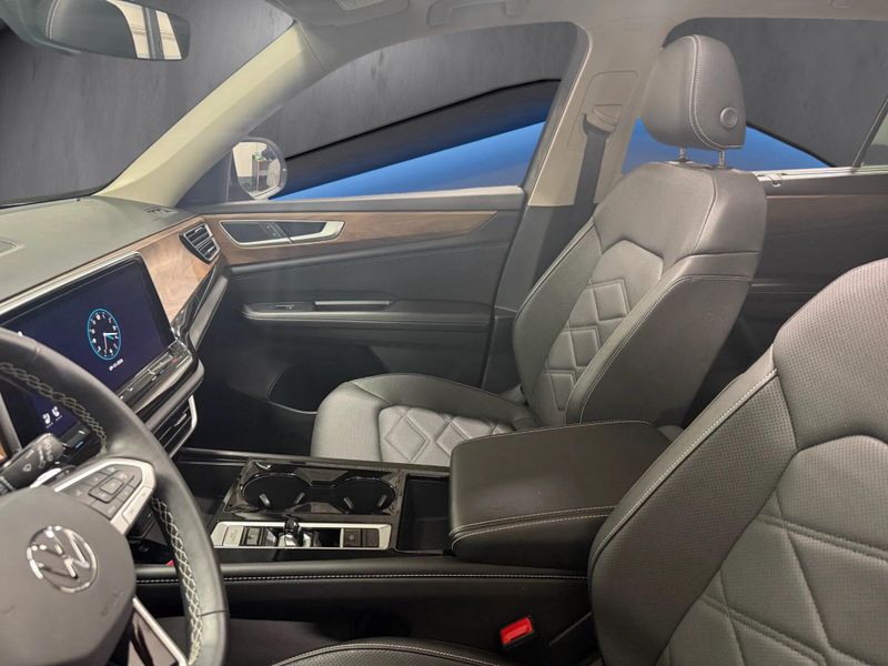 Used 2025 Volkswagen Atlas SE AWD w/Technology & SunroofImage 16
