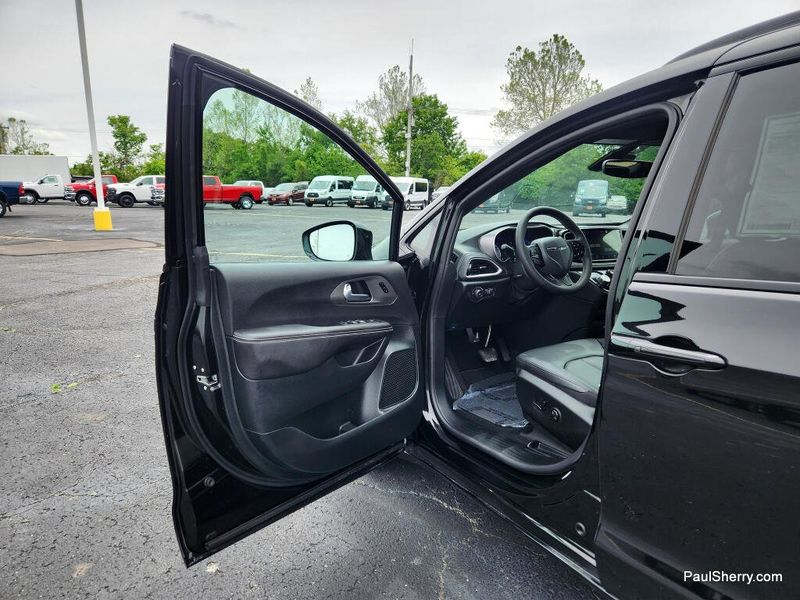 New 2026 Chrysler Pacifica Select