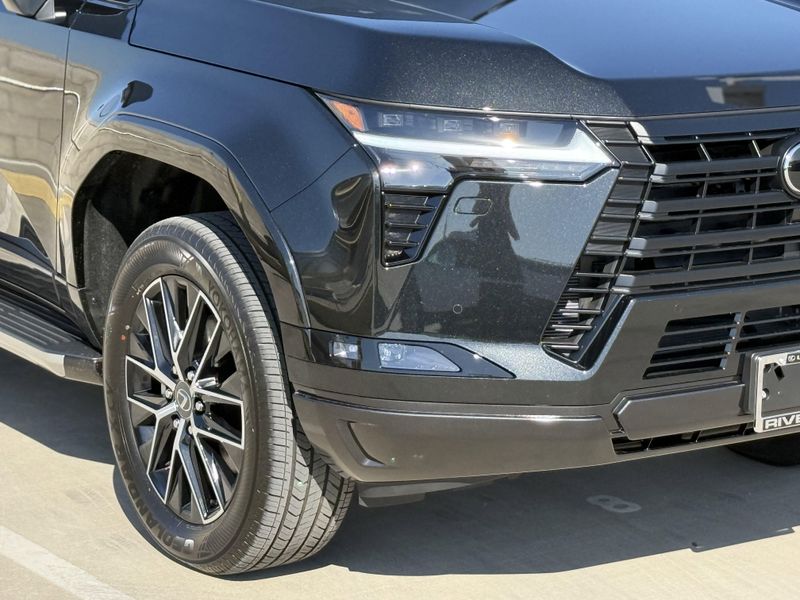 2025 Lexus GX Image 4